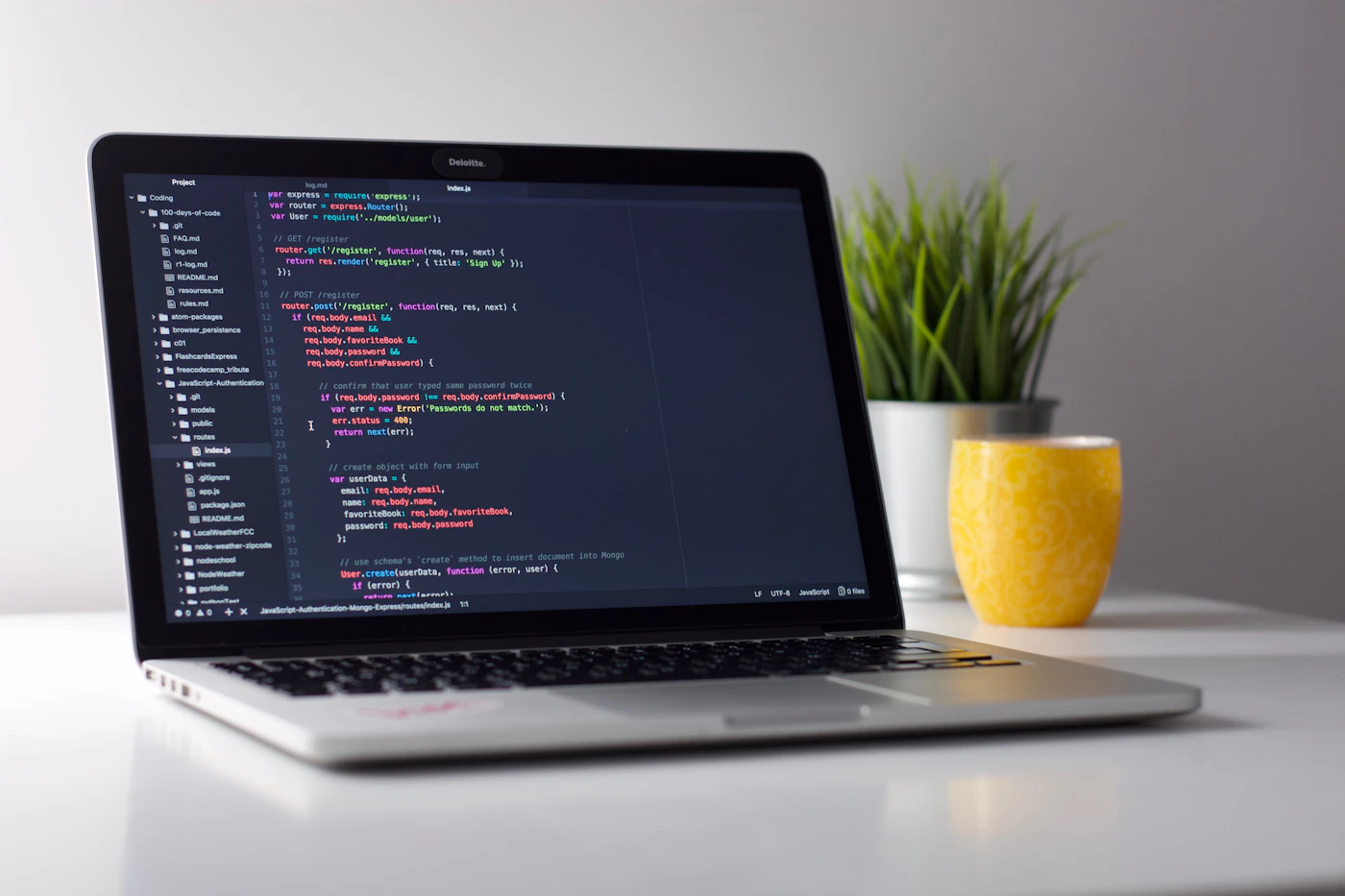 Espaço de trabalho de engenharia de software com monitor exibindo código